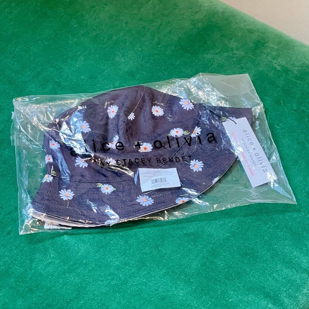 ๐ธHost Pick๐ธAlice + Olivia | Reversible bucket hat - Picture 3 of 4